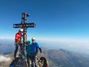 persona salita al Monviso con guida alpina fino alla croce di vetta