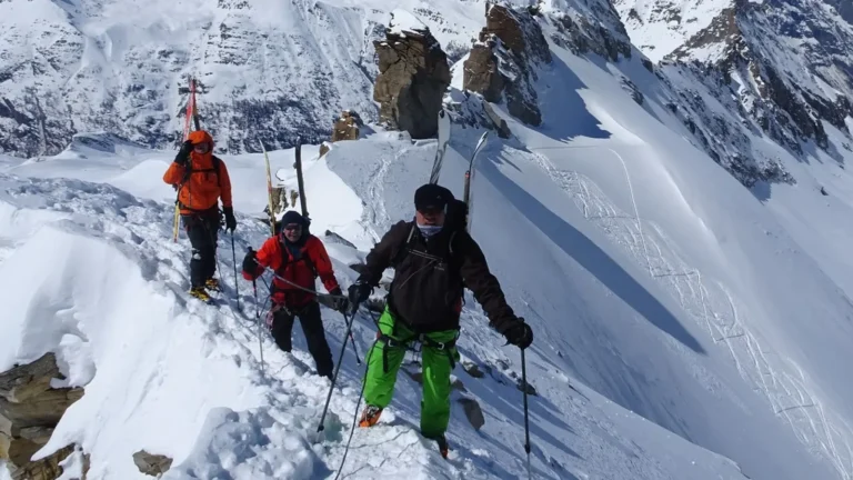Sci alpinisti in cresta sul Monte Rosa durante salita in alta quota Ski mountaineers on a ridge on Monte Rosa during a high altitude ascent