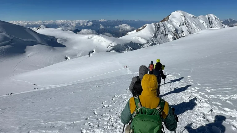 alpinisti-con-zaino.webp